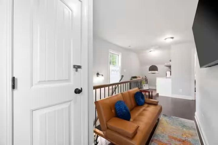 Salle de séjour élégante avec mobilier moderne dans un appartement à Building E Street - patriot-american-homes - 1367376 à Clarksville, Clarksville