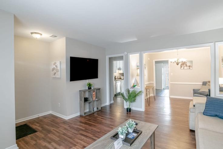 Building Forestwood Drive - patriotfamilyhomes - 1043686 - USA adresindeki bir dairede modern mobilyalarla zarif bir şekilde tasarlanmış oturma odası Mobile, Mobile