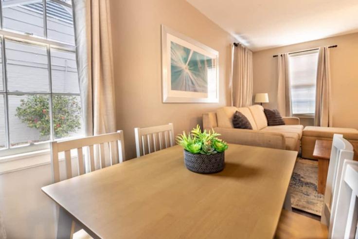 Table de salle à manger avec chaises stylisées dans un appartement à Building Crestview Drive - patriotfamilyhomes - 1043585 - ATL dans Columbus, Columbus