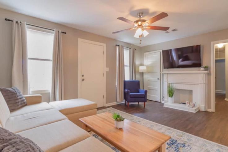 Elegant gestaltetes Wohnzimmer mit moderner Einrichtung in einer Wohnung im Building Crestview Drive - patriotfamilyhomes - 1043585 - ATL in Columbus, Columbus Elegant gestaltetes Wohnzimmer mit moderner Einrichtung in einer Wohnung im Building Crestview Drive - patriotfamilyhomes - 1043585 - ATL in Columbus, Columbus