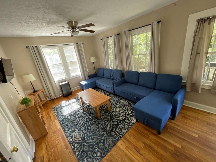 Building 13th Street - patriotfamilyhomes - 1043597 - ATL adresindeki bir dairede modern mobilyalarla zarif bir şekilde tasarlanmış oturma odası Columbus, Columbus Building 13th Street - patriotfamilyhomes - 1043597 - ATL adresindeki bir dairede modern mobilyalarla zarif bir şekilde tasarlanmış oturma odası Columbus, Columbus