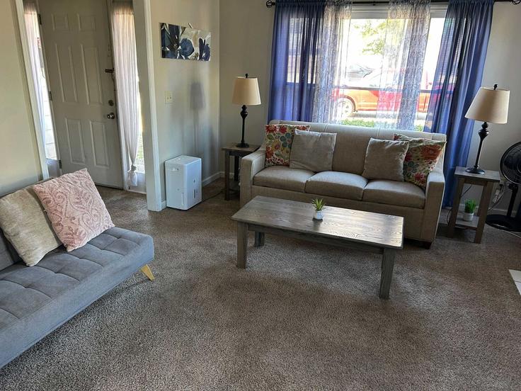 Salle de séjour élégante avec mobilier moderne dans un appartement à Building 16th Avenue - patriotfamilyhomes - 1043448 - ATL à Columbus, Columbus