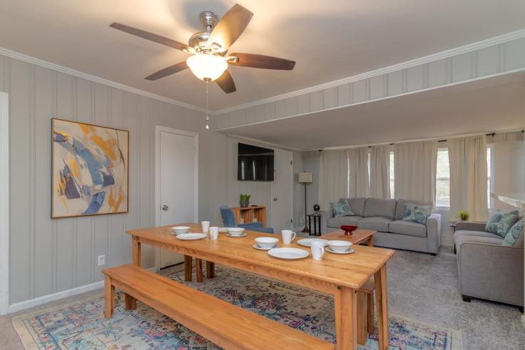 Elegante sala de estar con mobiliario moderno en un apartamento en Building Gardenia Street - patriotfamilyhomes - 1043741 - ATL en Columbus, Columbus