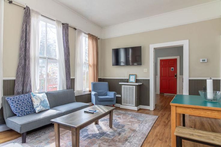 Elegant gestaltetes Wohnzimmer mit moderner Einrichtung in einer Wohnung im Building 3rd Avenue - patriotfamilyhomes - 1043433 - ATL in Columbus, Columbus Elegant gestaltetes Wohnzimmer mit moderner Einrichtung in einer Wohnung im Building 3rd Avenue - patriotfamilyhomes - 1043433 - ATL in Columbus, Columbus