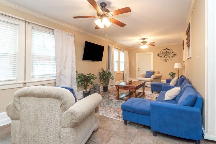 Elegante sala de estar con mobiliario moderno en un apartamento en Building South Dixon Drive - patriotfamilyhomes - 1043438 - ATL en Columbus, Columbus