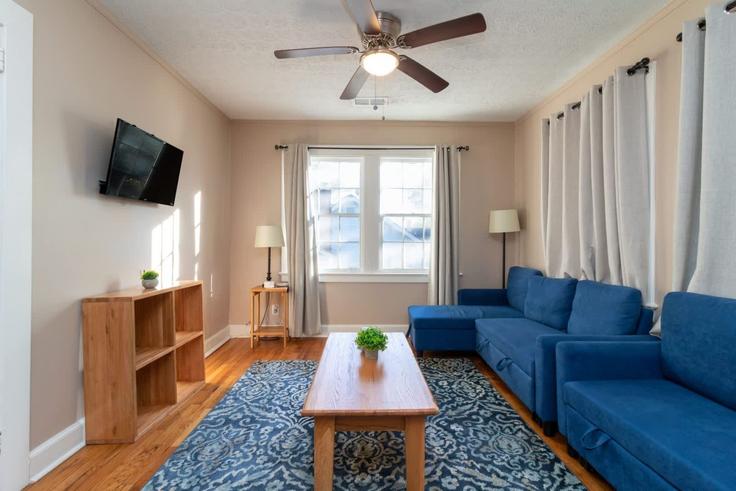 Elegant gestaltetes Wohnzimmer mit moderner Einrichtung in einer Wohnung im Building 13th Street - patriotfamilyhomes - 1043597 - ATL in Columbus, Columbus Elegant gestaltetes Wohnzimmer mit moderner Einrichtung in einer Wohnung im Building 13th Street - patriotfamilyhomes - 1043597 - ATL in Columbus, Columbus