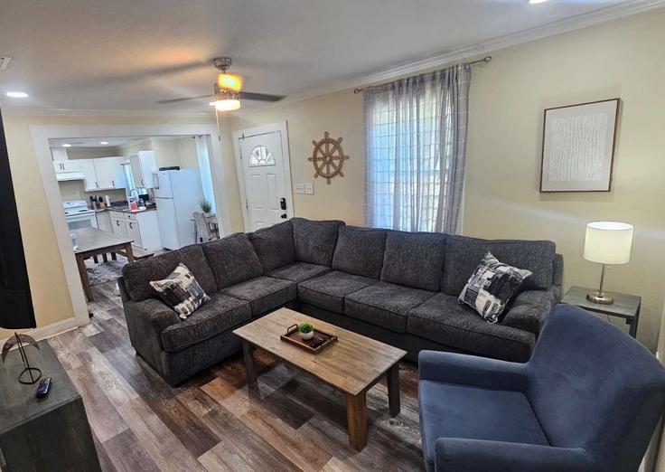 Salle de séjour élégante avec mobilier moderne dans un appartement à Building Potter Drive - patriotfamilyhomes - 1043693 - USA à Mobile, Mobile Salle de séjour élégante avec mobilier moderne dans un appartement à Building Potter Drive - patriotfamilyhomes - 1043693 - USA à Mobile, Mobile