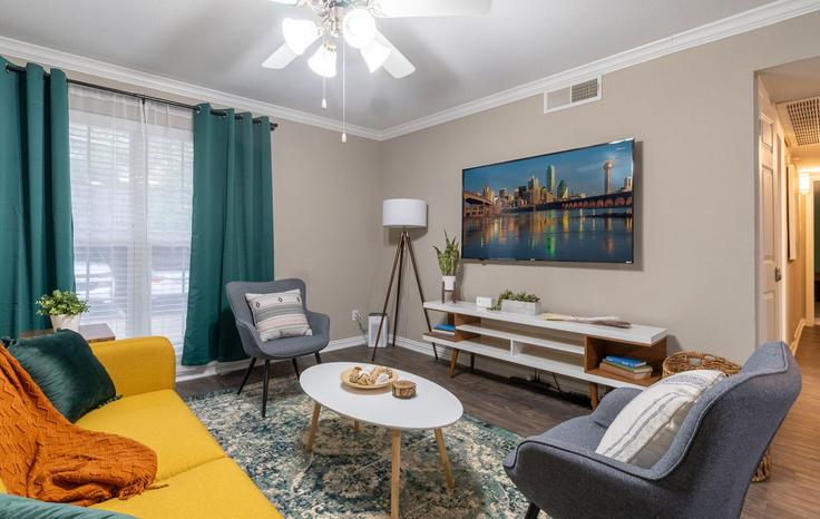 Salle de séjour élégante avec mobilier moderne dans un appartement à Building Regal Park Lane - pbdliving - 1520122 à Dallas, Dallas