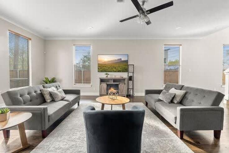 Sala de estar elegantemente projetada com móveis modernos em um apartamento no Building McBroom Street - pbdliving - 1018275 em Dallas, Dallas