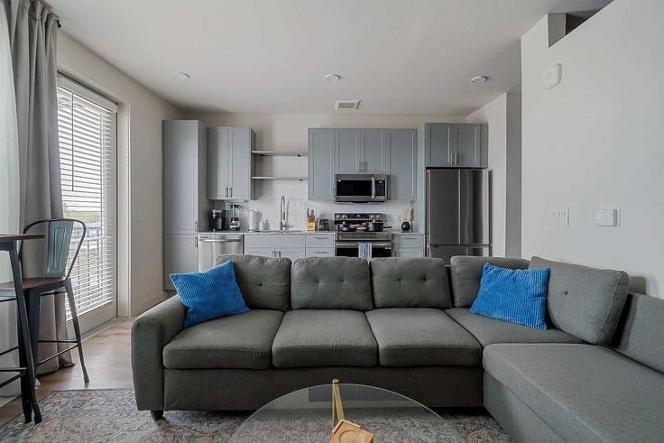 Building Empire Central Drive - pbdliving - 1520124 adresindeki bir dairede modern mobilyalarla zarif bir şekilde tasarlanmış oturma odası Dallas, Dallas