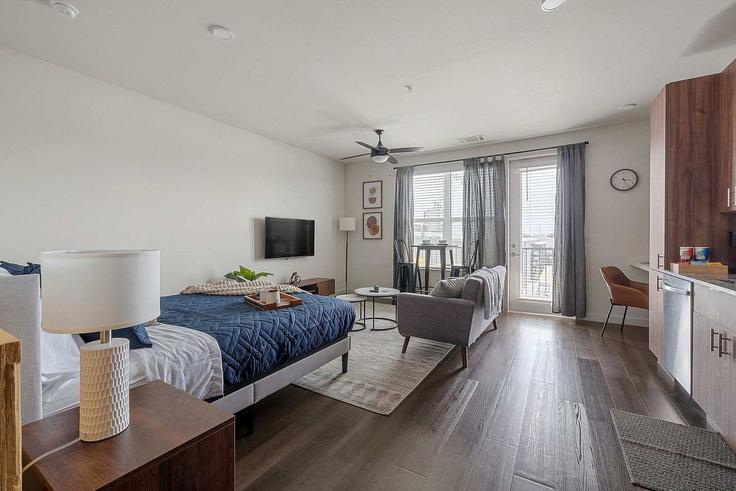 Salle de séjour élégante avec mobilier moderne dans un appartement à Building Empire Central Drive - pbdliving - 1520125 à Dallas, Dallas