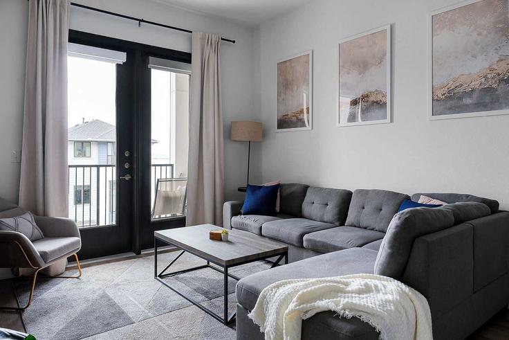 Salle de séjour élégante avec mobilier moderne dans un appartement à Building Winners Circle - pbdliving - 1570173 à Rowlett, Rowlett Salle de séjour élégante avec mobilier moderne dans un appartement à Building Winners Circle - pbdliving - 1570173 à Rowlett, Rowlett