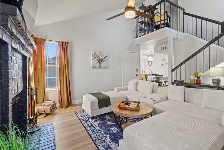 Rowlett RowlettのBuilding Bond Street - pbdliving - 1643188のアパートメントにある、モダンな家具を備えたエレガントなデザインのリビングルーム Rowlett RowlettのBuilding Bond Street - pbdliving - 1643188のアパートメントにある、モダンな家具を備えたエレガントなデザインのリビングルーム