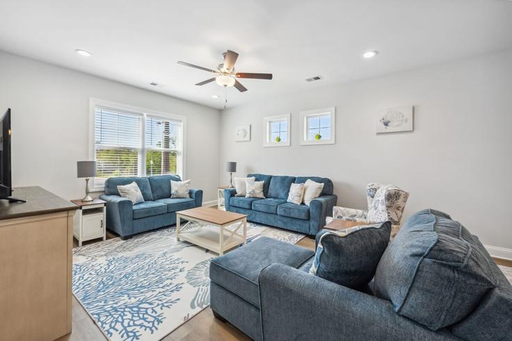 Salle de séjour élégante avec mobilier moderne dans un appartement à Building Ocean Highway - peace-vacations - 1253468 - USA à Litchfield by the Sea, Litchfield by the Sea