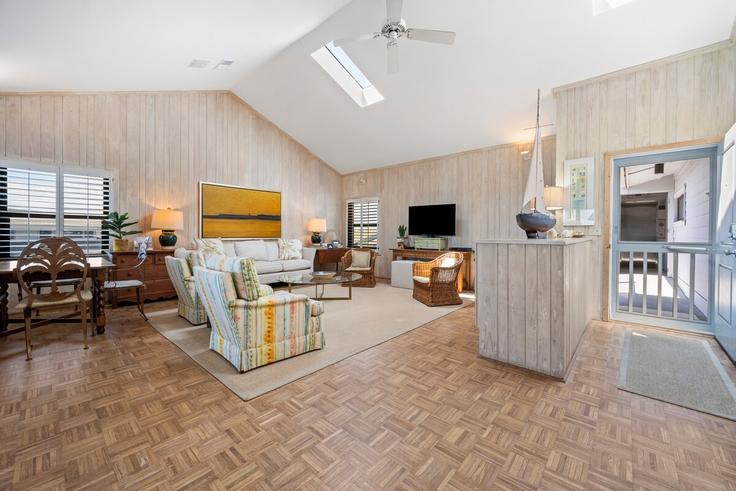 Salle de séjour élégante avec mobilier moderne dans un appartement à Building Norris Drive - peace-vacations - 1253402 - USA à Litchfield by the Sea, Litchfield by the Sea