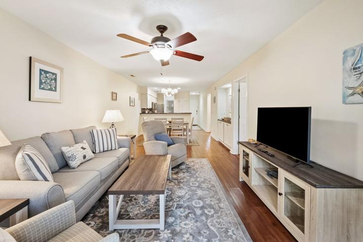 Building Pinehurst Lane - peace-vacations - 1253447 - USA adresindeki bir dairede modern mobilyalarla zarif bir şekilde tasarlanmış oturma odası Pawleys Island, Pawleys Island Building Pinehurst Lane - peace-vacations - 1253447 - USA adresindeki bir dairede modern mobilyalarla zarif bir şekilde tasarlanmış oturma odası Pawleys Island, Pawleys Island