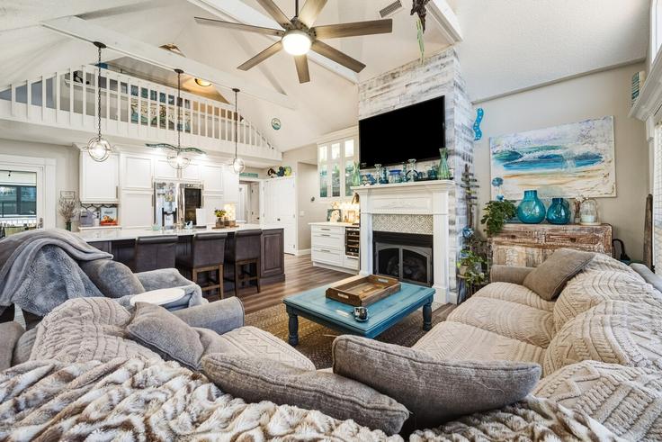 Building Hazard Street - peace-vacations - 1356498 adresindeki bir dairede modern mobilyalarla zarif bir şekilde tasarlanmış oturma odası Pawleys Island, Pawleys Island Building Hazard Street - peace-vacations - 1356498 adresindeki bir dairede modern mobilyalarla zarif bir şekilde tasarlanmış oturma odası Pawleys Island, Pawleys Island