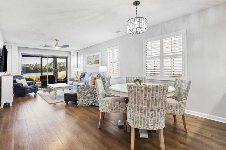 Pawleys Island Pawleys IslandのBuilding Pinehurst Lane - peace-vacations - 1370709のアパートメントにある、モダンな家具を備えたエレガントなデザインのリビングルーム