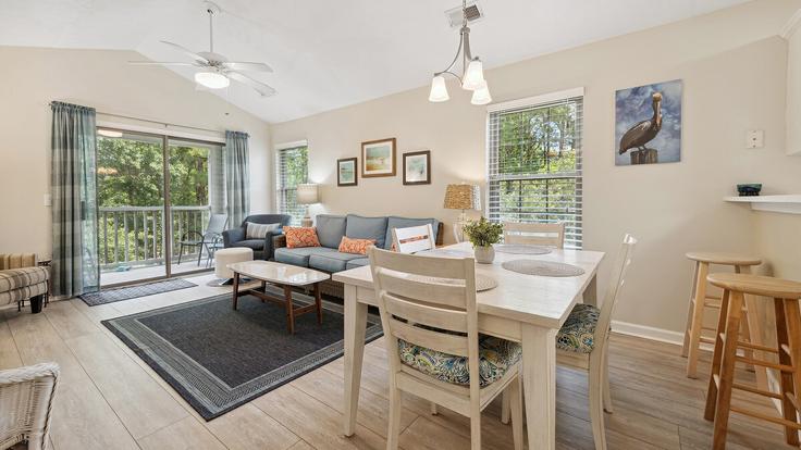 Building Blue Stem Drive - peace-vacations - 1253496 - USA adresindeki bir dairede modern mobilyalarla zarif bir şekilde tasarlanmış oturma odası Pawleys Island, Pawleys Island