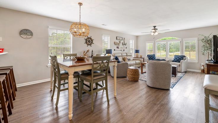 Building Blue Stem Drive - peace-vacations - 1253482 - USA adresindeki bir dairede modern mobilyalarla zarif bir şekilde tasarlanmış oturma odası Pawleys Island, Pawleys Island