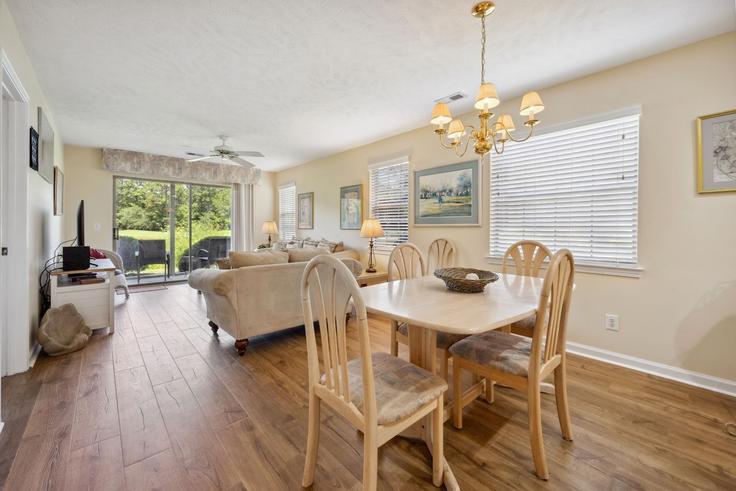 Building Pinehurst Lane - peace-vacations - 1253416 - USA adresindeki bir dairede modern mobilyalarla zarif bir şekilde tasarlanmış oturma odası Pawleys Island, Pawleys Island