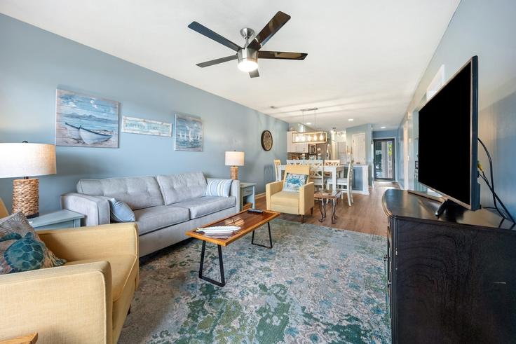 Building Pinehurst Lane - peace-vacations - 1253381 - USA adresindeki bir dairede modern mobilyalarla zarif bir şekilde tasarlanmış oturma odası Pawleys Island, Pawleys Island