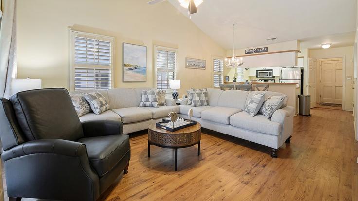 Building Stillwood Drive - peace-vacations - 1253410 - USA adresindeki bir dairede modern mobilyalarla zarif bir şekilde tasarlanmış oturma odası Pawleys Island, Pawleys Island Building Stillwood Drive - peace-vacations - 1253410 - USA adresindeki bir dairede modern mobilyalarla zarif bir şekilde tasarlanmış oturma odası Pawleys Island, Pawleys Island