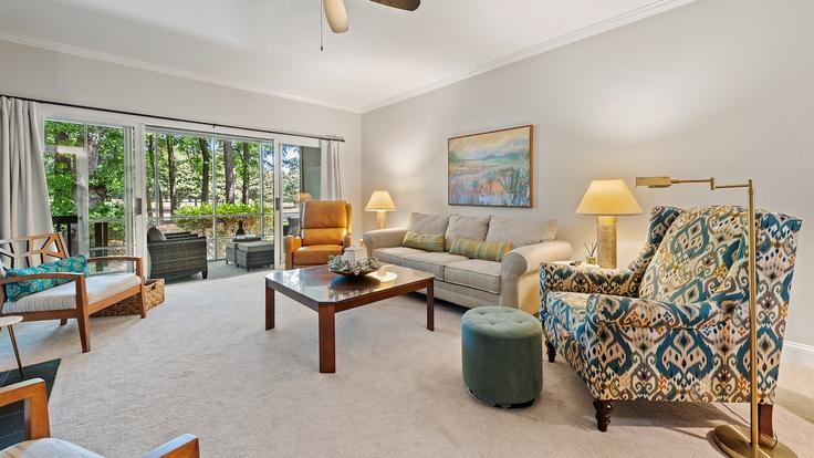 Building Golden Bear Drive - peace-vacations - 1253406 - USA adresindeki bir dairede modern mobilyalarla zarif bir şekilde tasarlanmış oturma odası Pawleys Island, Pawleys Island Building Golden Bear Drive - peace-vacations - 1253406 - USA adresindeki bir dairede modern mobilyalarla zarif bir şekilde tasarlanmış oturma odası Pawleys Island, Pawleys Island