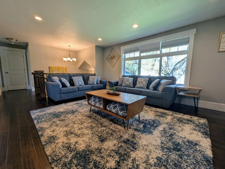 Elegante sala de estar con mobiliario moderno en un apartamento en Building South 100 West - peacefulvacationrentals - 1071592 en Orem, Orem