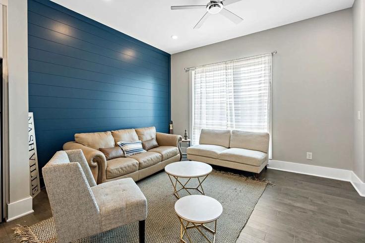 Elegant gestaltetes Wohnzimmer mit moderner Einrichtung in einer Wohnung im Building Vibe Place - peak-season - 1492998 in Nashville, Nashville