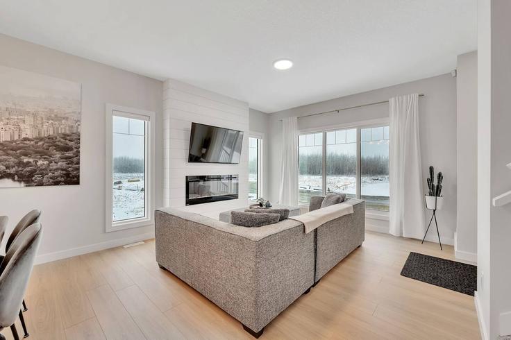 Building Emerald Way - pear-properties - 1564626 adresindeki bir dairede modern mobilyalarla zarif bir şekilde tasarlanmış oturma odası Spruce Grove, Spruce Grove