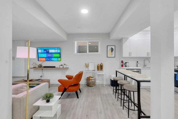 Edmonton, Edmonton에 위치한 Building 13A Avenue Southwest - pear-properties - 1564638 유닛의 세련된 인테리어가 돋보이는 거실 Edmonton, Edmonton에 위치한 Building 13A Avenue Southwest - pear-properties - 1564638 유닛의 세련된 인테리어가 돋보이는 거실