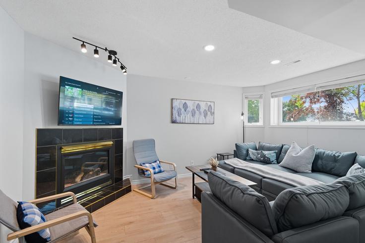 Sherwood Park Sherwood ParkのBuilding Meadowview Drive - pear-properties - 1564635のアパートメントにある、モダンな家具を備えたエレガントなデザインのリビングルーム Sherwood Park Sherwood ParkのBuilding Meadowview Drive - pear-properties - 1564635のアパートメントにある、モダンな家具を備えたエレガントなデザインのリビングルーム
