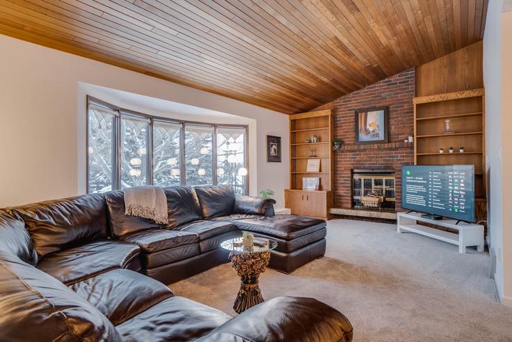 Salle de séjour élégante avec mobilier moderne dans un appartement à Building Whitemud Road Northwest - pear-properties - 1628096 à Edmonton, Edmonton