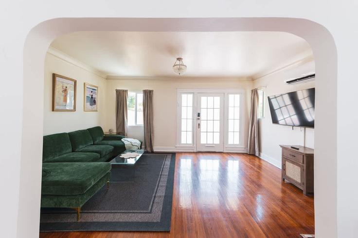 Los Angeles Los AngelesのBuilding Tamarind Avenue - penthouse-9-corporation - 1329780のアパートメントにある、モダンな家具を備えたエレガントなデザインのリビングルーム Los Angeles Los AngelesのBuilding Tamarind Avenue - penthouse-9-corporation - 1329780のアパートメントにある、モダンな家具を備えたエレガントなデザインのリビングルーム