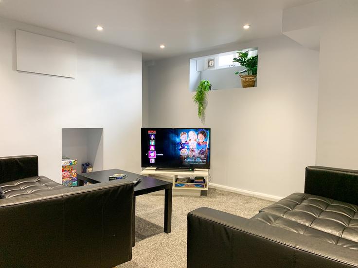 Building Dover Street - perchd - 1639175 adresindeki bir dairede modern mobilyalarla zarif bir şekilde tasarlanmış oturma odası City of Canterbury, Canterbury Building Dover Street - perchd - 1639175 adresindeki bir dairede modern mobilyalarla zarif bir şekilde tasarlanmış oturma odası City of Canterbury, Canterbury