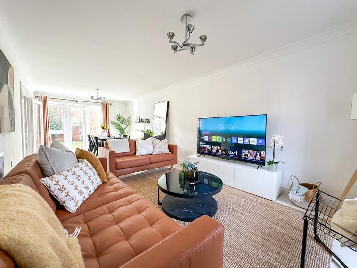 Sala de estar elegantemente projetada com móveis modernos em um apartamento no Building Tornado Chase - perchd - 1639156 em Bracknell, Bracknell