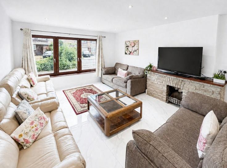Building White Hill Close - perchd - 1639162 adresindeki bir dairede modern mobilyalarla zarif bir şekilde tasarlanmış oturma odası City of Canterbury, Canterbury Building White Hill Close - perchd - 1639162 adresindeki bir dairede modern mobilyalarla zarif bir şekilde tasarlanmış oturma odası City of Canterbury, Canterbury