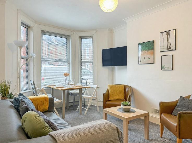 Elegante sala de estar con mobiliario moderno en un apartamento en Building Russell Road - perchd - 1639154 en Folkestone & Hythe District, Folkestone