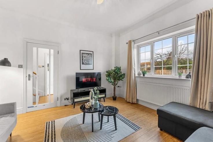 Sala de estar elegantemente projetada com móveis modernos em um apartamento no Building Gloucester Road - perfect-booking - 1468190 em Cheltenham, Cheltenham
