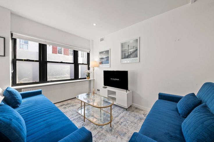 Elegante sala de estar con mobiliario moderno en un apartamento en Building Ravensworth Road - perfect-booking - 1436442 en London Borough of Brent, London