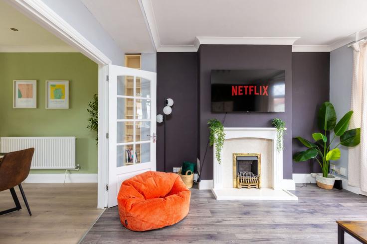 Bristol BristolのBuilding Walsh Avenue - perfect-booking - 1578104のアパートメントにある、モダンな家具を備えたエレガントなデザインのリビングルーム