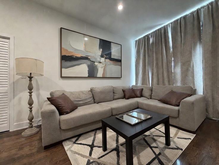 Salle de séjour élégante avec mobilier moderne dans un appartement à Building South Western Avenue - pervan-management - 1496027 à Chicago, Chicago