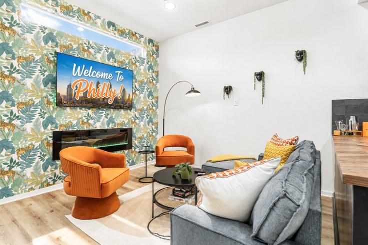 Building North Front Street - ph-luxury-stays - 1612411 adresindeki bir dairede modern mobilyalarla zarif bir şekilde tasarlanmış oturma odası Philadelphia, Philadelphia Building North Front Street - ph-luxury-stays - 1612411 adresindeki bir dairede modern mobilyalarla zarif bir şekilde tasarlanmış oturma odası Philadelphia, Philadelphia