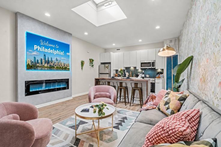 Elegante sala de estar con mobiliario moderno en un apartamento en Building North Front Street - ph-luxury-stays - 1612401 en Philadelphia, Philadelphia Elegante sala de estar con mobiliario moderno en un apartamento en Building North Front Street - ph-luxury-stays - 1612401 en Philadelphia, Philadelphia