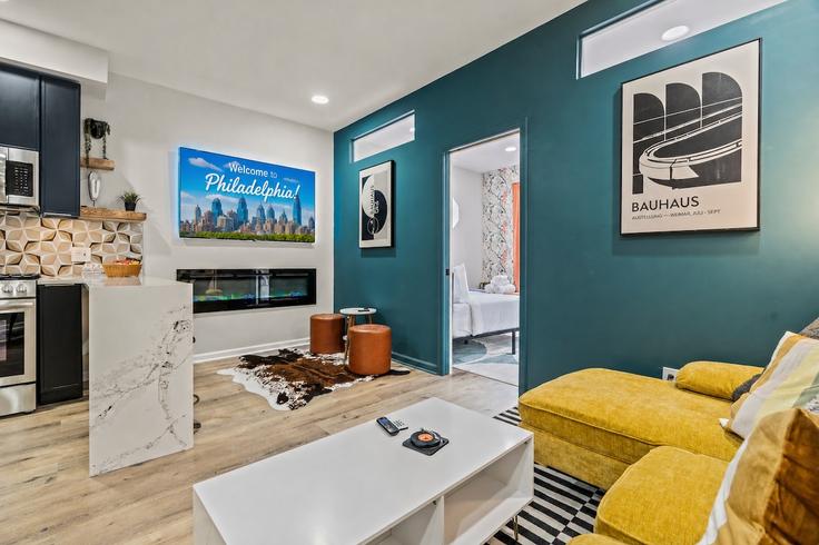 Building North Front Street - ph-luxury-stays - 1612408 adresindeki bir dairede modern mobilyalarla zarif bir şekilde tasarlanmış oturma odası Philadelphia, Philadelphia Building North Front Street - ph-luxury-stays - 1612408 adresindeki bir dairede modern mobilyalarla zarif bir şekilde tasarlanmış oturma odası Philadelphia, Philadelphia