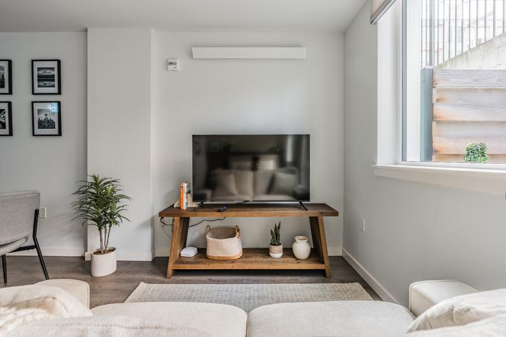 Sala de estar elegantemente projetada com móveis modernos em um apartamento no Building Queen Anne Avenue North - phinney-ridge-properties - 1364269 em Seattle, Seattle Sala de estar elegantemente projetada com móveis modernos em um apartamento no Building Queen Anne Avenue North - phinney-ridge-properties - 1364269 em Seattle, Seattle