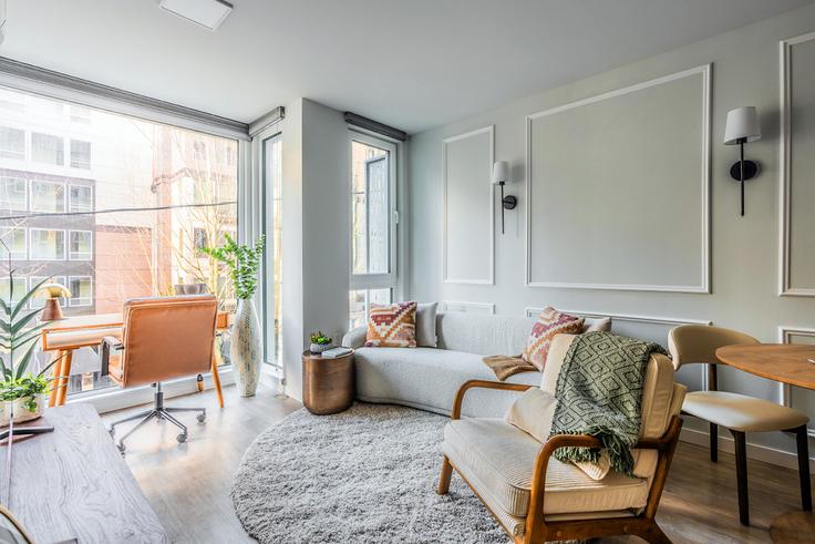 Salle de séjour élégante avec mobilier moderne dans un appartement à Building Queen Anne Avenue North - phinney-ridge-properties - 1378257 à Seattle, Seattle