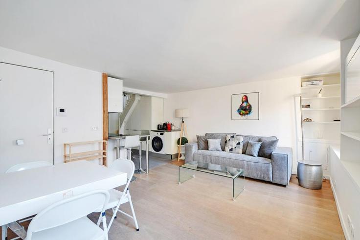 1st arrondissement, Paris에 위치한 Building Rue de Rivoli - pickaflat - 1012104 - PAR 아파트의 세련된 인테리어가 돋보이는 거실 1st arrondissement, Paris에 위치한 Building Rue de Rivoli - pickaflat - 1012104 - PAR 아파트의 세련된 인테리어가 돋보이는 거실