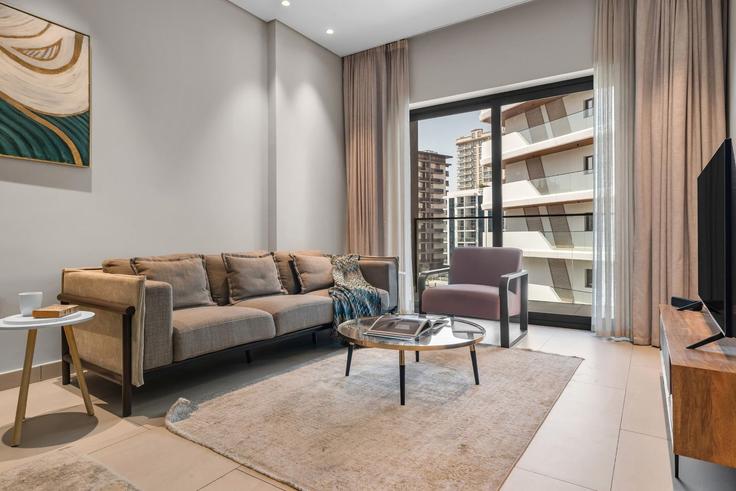 Building 366P+7RJ - Al Barsha South Third - Al Barsha South - Dubai - United Arab Emirates - pink-skies-vacation-homes-llc - 1581001 adresindeki bir dairede modern mobilyalarla zarif bir şekilde tasarlanmış oturma odası Al Barsha South Third, Dubai Building 366P+7RJ - Al Barsha South Third - Al Barsha South - Dubai - United Arab Emirates - pink-skies-vacation-homes-llc - 1581001 adresindeki bir dairede modern mobilyalarla zarif bir şekilde tasarlanmış oturma odası Al Barsha South Third, Dubai